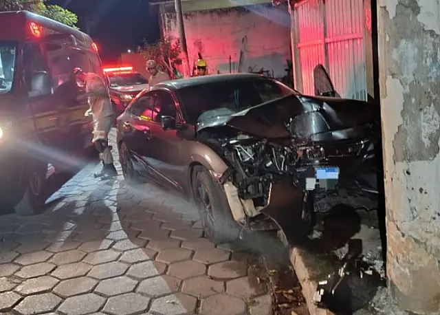 Motorista fica inconsciente após colidir carro contra poste em Corumbá