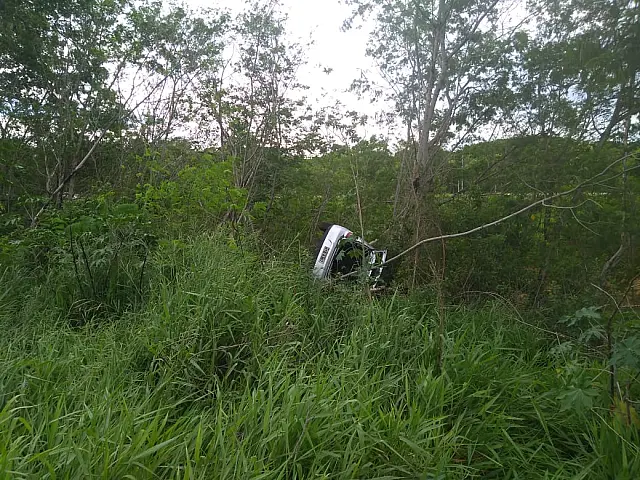 Carro cai às margens de córrego e PMs salvam mulher pelo porta-malas