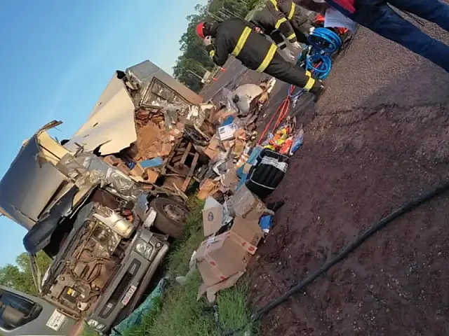 Motorista de caminhão fica preso às ferragens após acidente