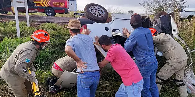 Homem morre depois de bater carro de frente em carreta bitrem