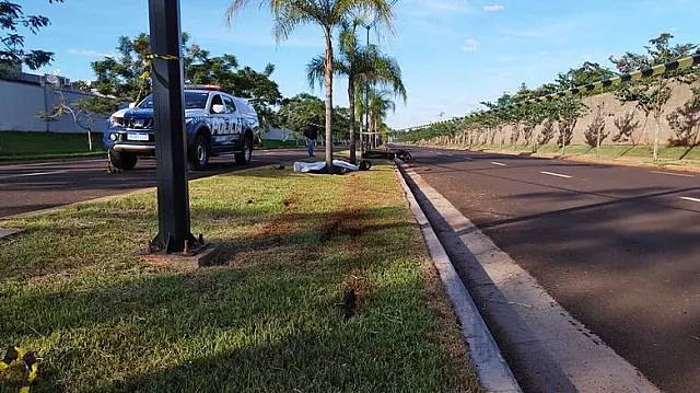 Rapaz morre após perder controle de moto e bater contra coqueiro em Dourados