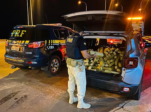 Policiais recuperam Jeep Renegade abarrotado de maconha
