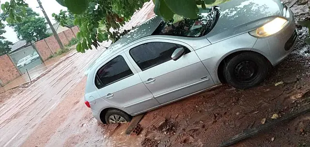 Chuva cai, rua de Anastácio vira 'mar de barro' e engole carros