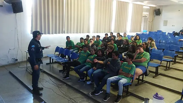 Equipe de Policiamento Comunitário Escolar ministra palestra a alunos de Escola