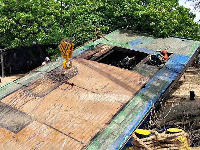Equipe retira casco de barco que naufragou no rio Paraguai em MS