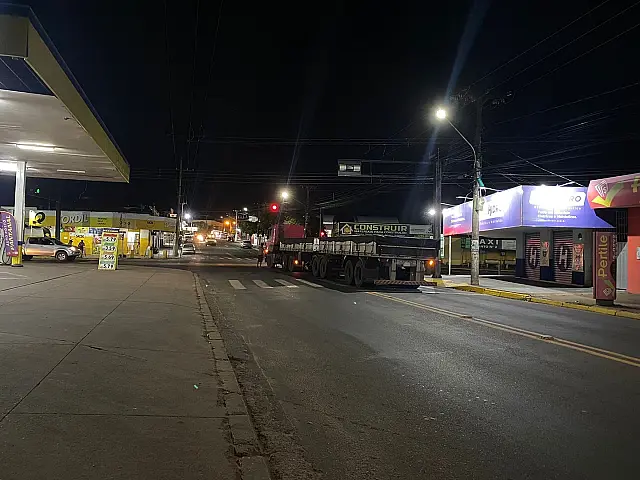 Com problemas mecânicos, carreta interdita trânsito parcialmente em Anastácio
