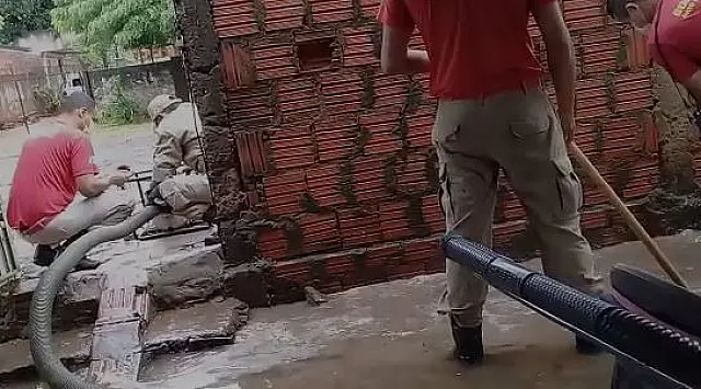 Anastaciana paga R$ 395 na conta, mas esgoto dos vizinhos passa dentro de sua casa