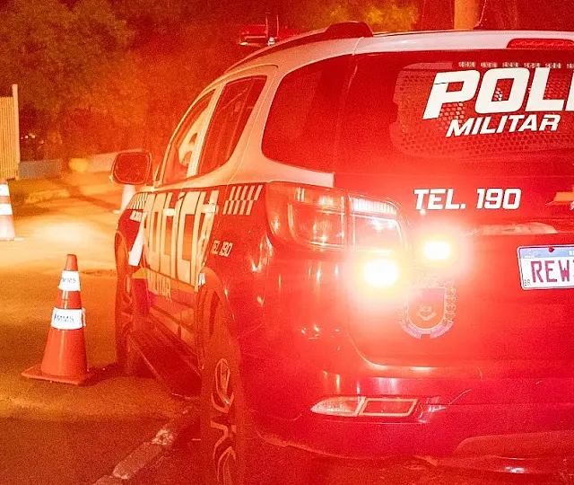 Ladrão morre baleado após tentar furtar carro de casal de PMs