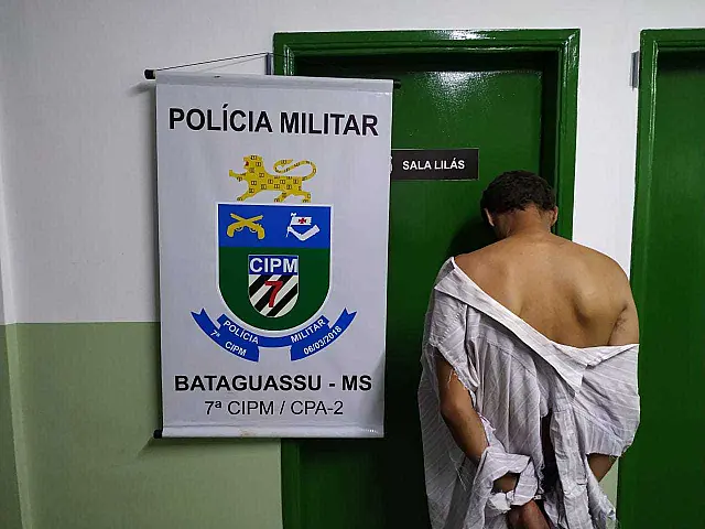 PM prende homem que ameaçou proprietário e clientes de conveniência com faca