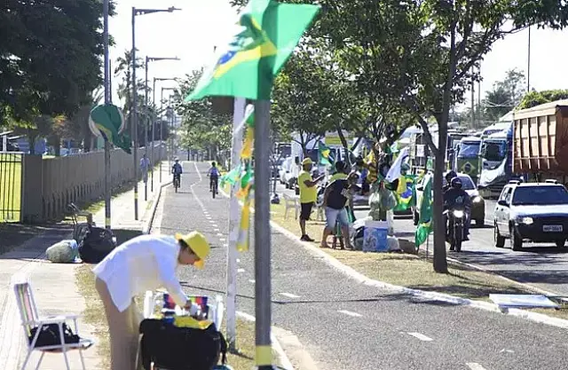 Manifestantes continuam com protesto na frente do Comando Militar em Campo Grande