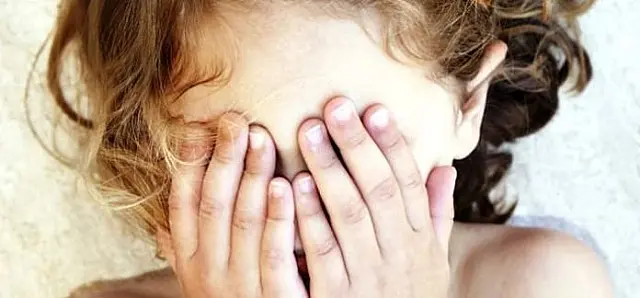 Adolescente beija boca de menina de 5 anos e caso vai parar na delegacia