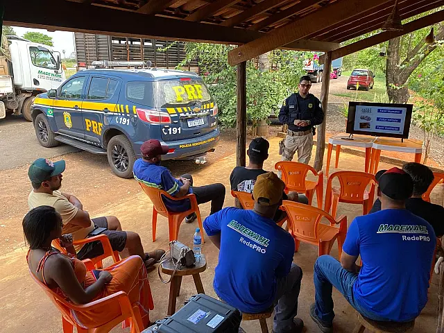 PRF faz blitz educativa para conscientizar sobre Semana Nacional do Trânsito