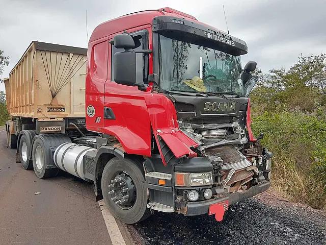 Colisão entre duas carretas na BR-262 deixa uma pessoa ferida