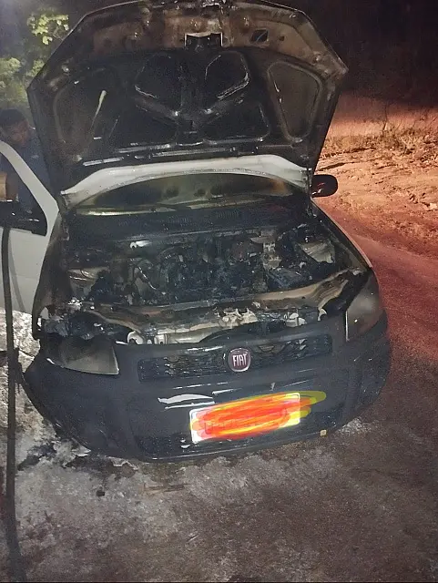 Incêndio destrói motor de carro em Corumbá