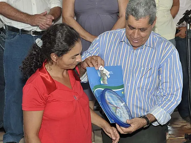 André entrega casas no Residencial Antônio Clementino da Silva