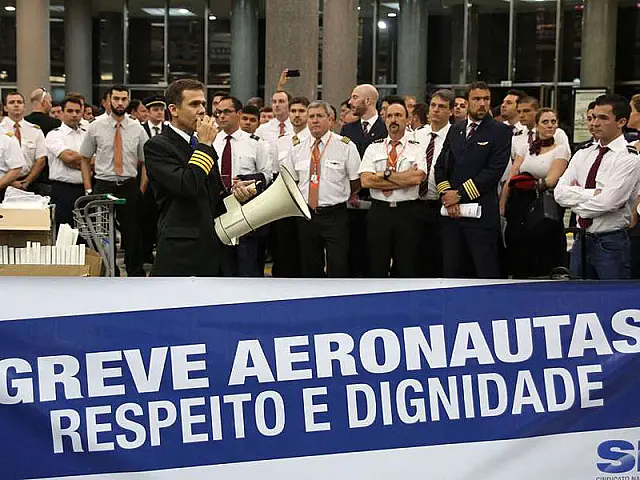Greve de aeronautas e aeroviários atrasa voos pelo País