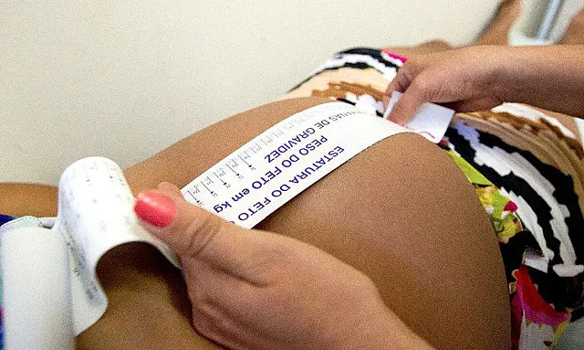Anvisa orienta suspensão de vacina da AstraZeneca para grávidas