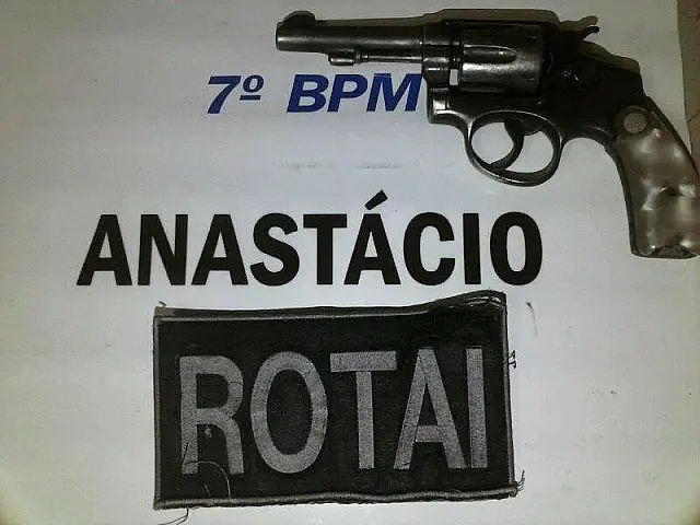 Homem armado tenta invadir casa em Anastácio