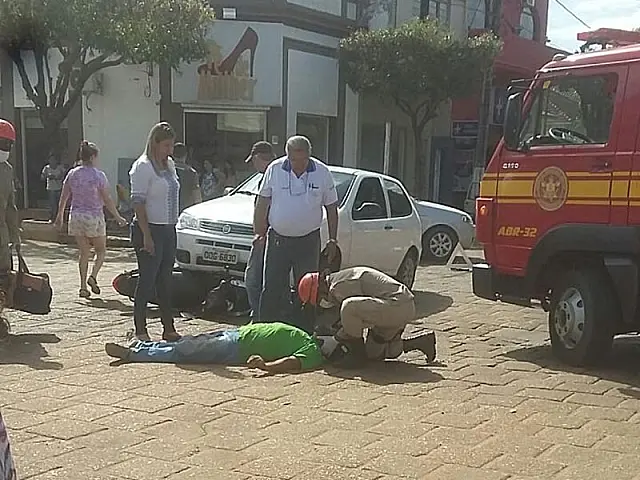 Batida com carro fere motociclista no Centro de Aquidauana
