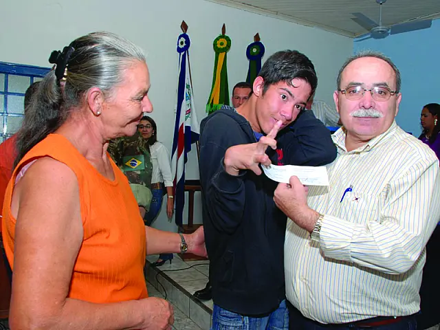 Junta Militar de Anastácio entrega certificado de dispensa para jovens