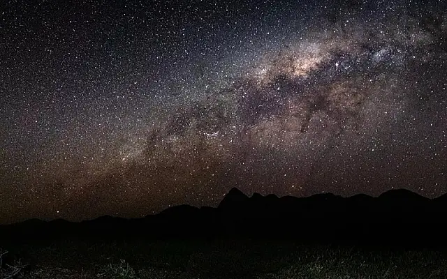 Fotógrafo faz "clicaço" do céu à noite sobre a Serra do Amolar