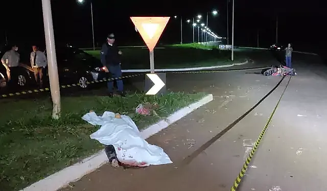 Motociclista perde o controle, invade rotatória e morre ao colidir em poste em MS