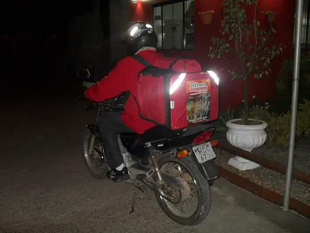 Criminoso usa dinheiro falso para comprar pizza e hambúrguer em Aquidauana