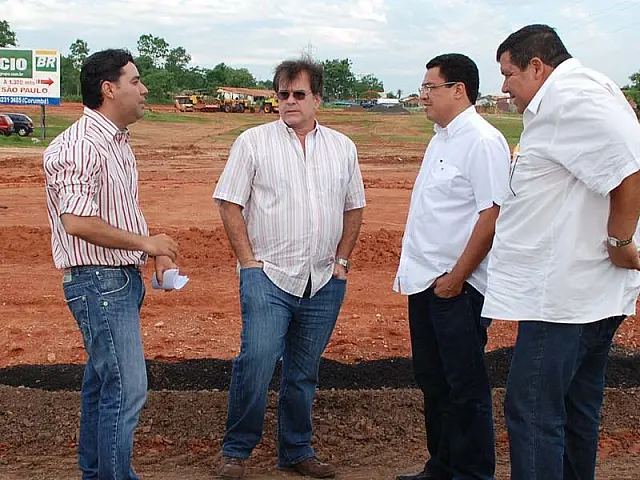 Prefeito Douglas vistoria obras no principal trevo de acesso à Anastácio