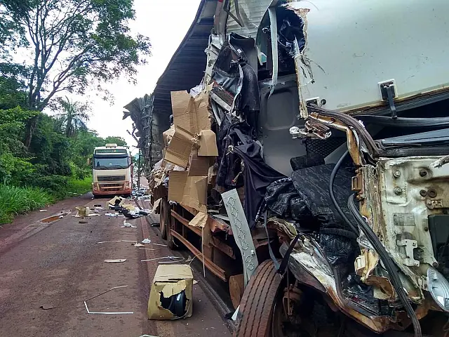 Colisão frontal entre caminhões deixou uma pessoa presa nas ferragens