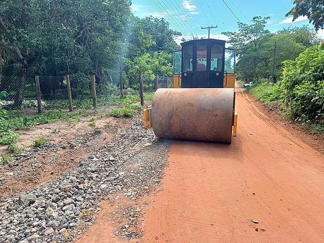 Estrada de acesso à Colônia Buriti passa por manutenção