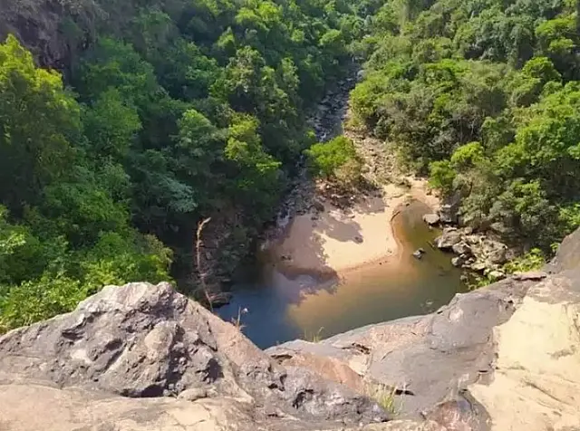 Jovem cai em 'poço' de cachoeira e some em Rio Negro