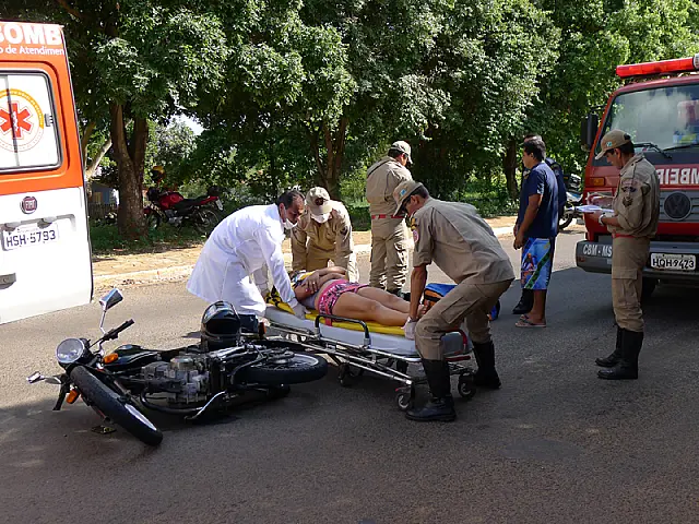 Acidente entre carro e moto deixa dois feridos