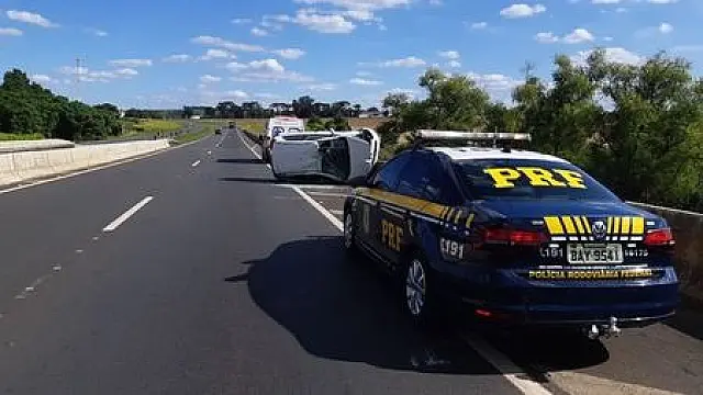 Pneu de carretinha se solta, atinge carro e mata motorista na BR-060