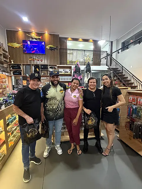 Gian e Giovani visitam loja de pesca e surpreendem funcionários e clientes
