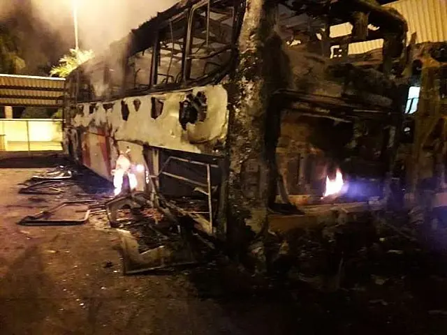 Ônibus são destruídos pelo fogo em Caarapó
