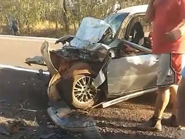Motorista fica preso em ferragens após colisão de carro com ônibus