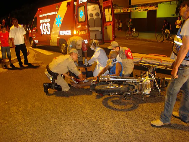 Acidente envolvendo carro e moto deixa dois feridos