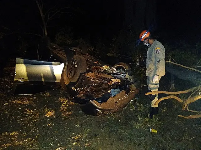 Motorista capota na BR-262 ao tentar ultrapassagem proibida
