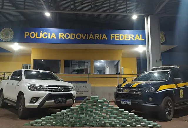 Com bebê de colo, mulher é flagrada com drogas em travesseiro na BR-262