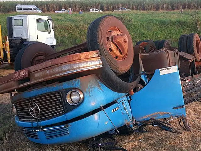 Homem morre preso às ferragens após capotar várias vezes na rodovia