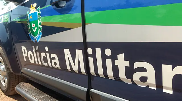 Dupla com cerveja e maconha é flagrada pela PM derrapando pneus em rotatória
