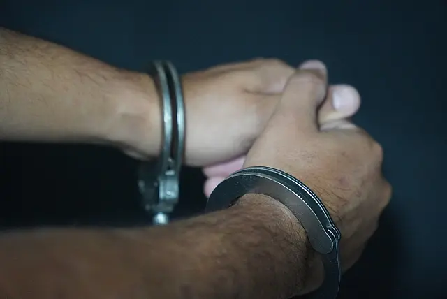 Vigilante é preso por estuprar irmã na frente dos filhos da vítima