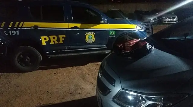 PRF apreende 10,5kg de cocaína ocultada em assoalho de Onix