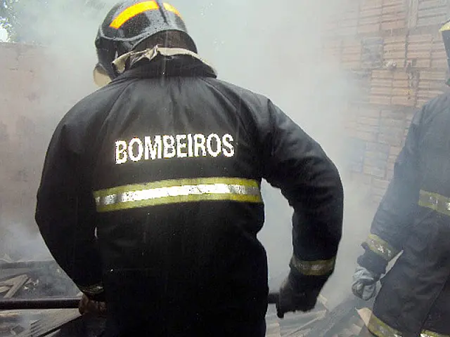 Morador provoca incêndio em residência no Bairro Santa Terezinha