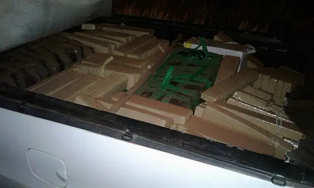 Motorista foge e 2 são presos em MS com maconha em picape furtada no PR