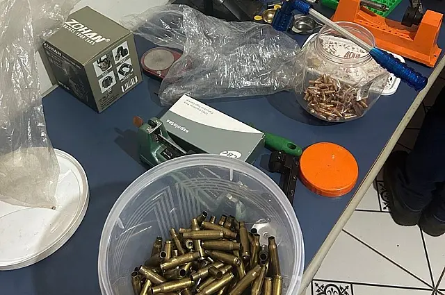 Polícia prende homem por recarregar munições de uso restrito