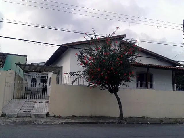 Idosa é encontrada morta seminua e com inscrições pelo corpo