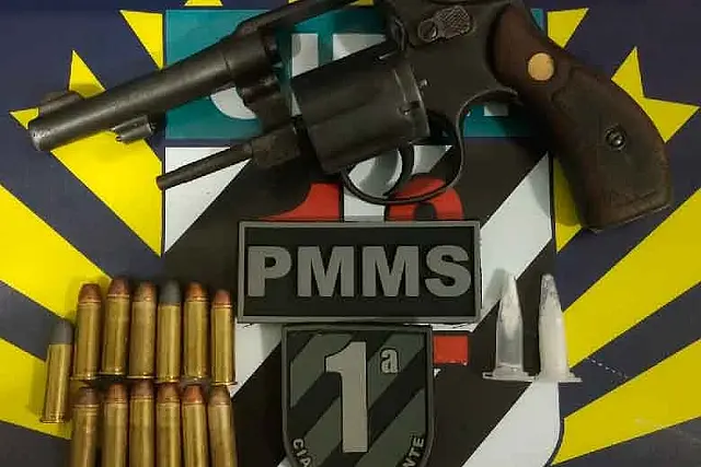 Homem é preso dirigindo bêbado e com arma de fogo