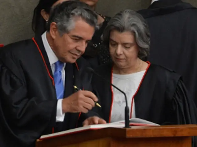 Marco Aurélio assume presidência do TSE e critica manifestações