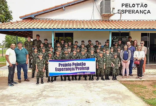 Alunos de projetos sociais ganham novos uniformes em Aquidauana
